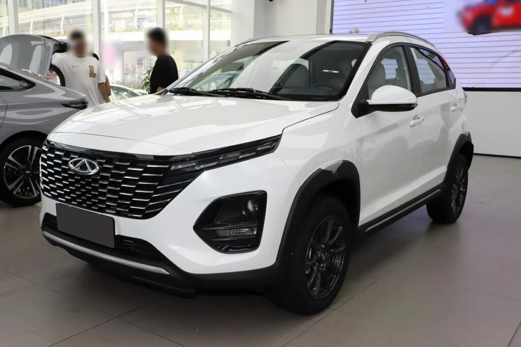 Kỹ sư phân tích các cụm linh kiện trong quá trình tháo rời xe điện