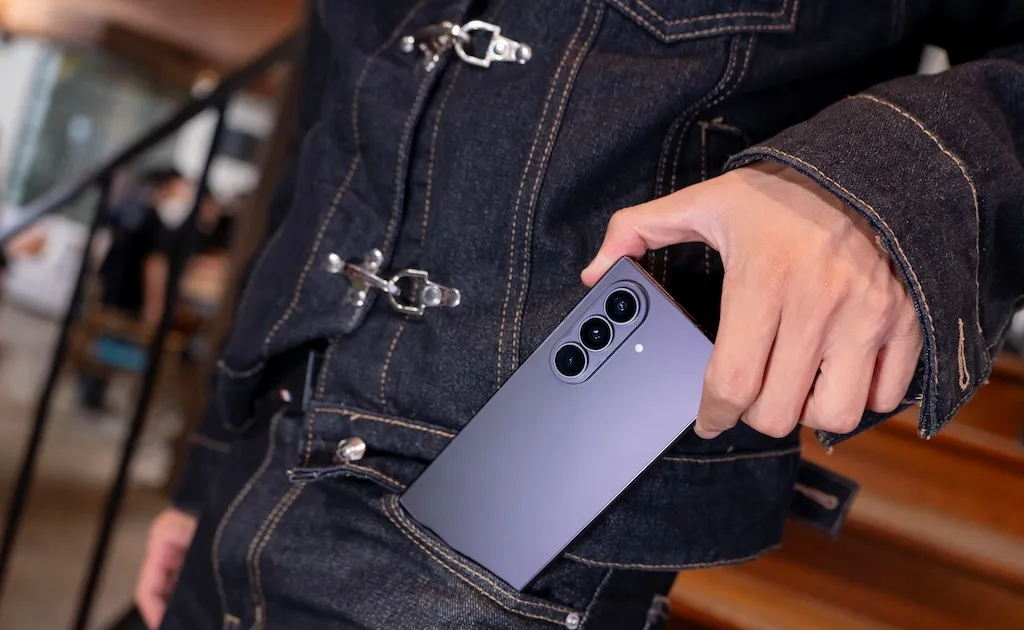 Màn hình ngoài Galaxy Z Fold8 Ultra đặt cạnh một điện thoại thanh cỡ lớn