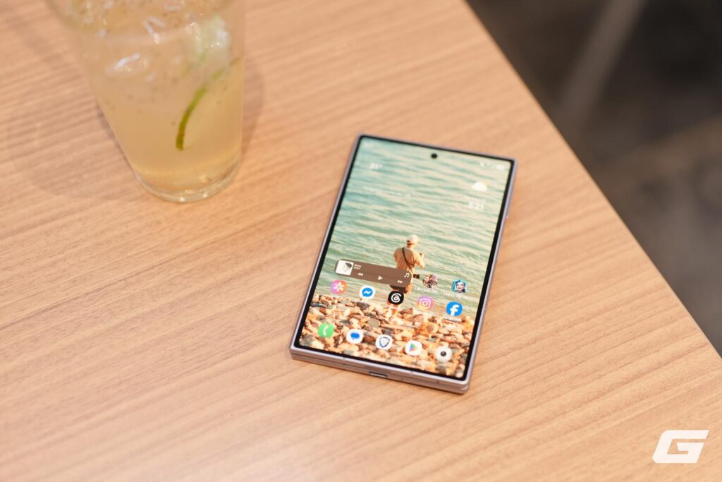 Galaxy Z Fold8 mở ra với màn hình lớn hiển thị tài liệu