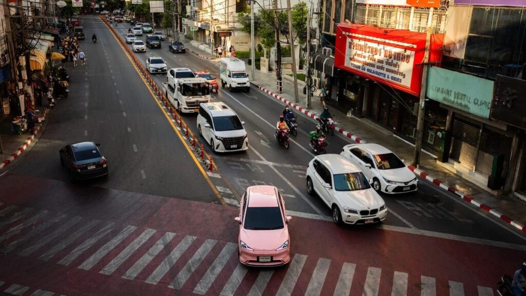 Một chiếc xe điện đang được sử dụng trên đường phố