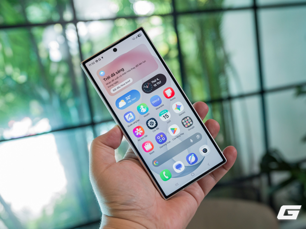 Galaxy Z Fold8 Ultra được cầm ngang để chụp ảnh bằng camera sau