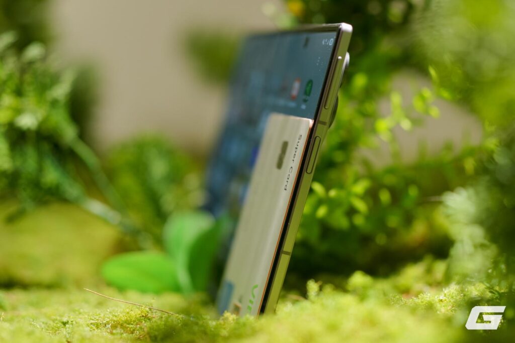 Galaxy Z Fold8 tự đứng trên mặt phẳng nhờ bản lề