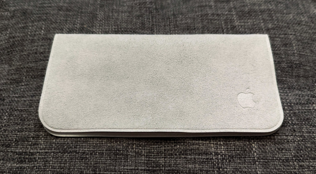 Khăn lau mềm dùng để vệ sinh màn hình Apple phủ nano-texture