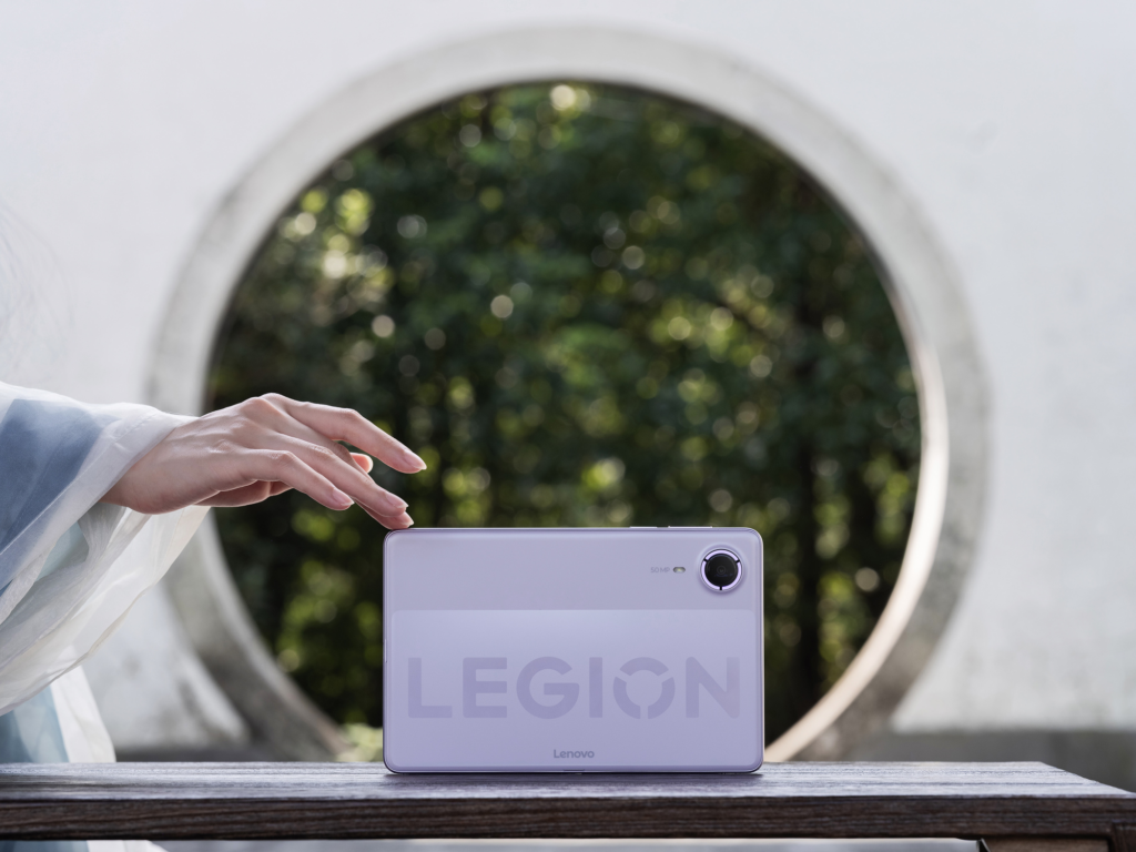 Legion Y700 Infinite được trưng bày cùng thông tin giá bán tại Trung Quốc