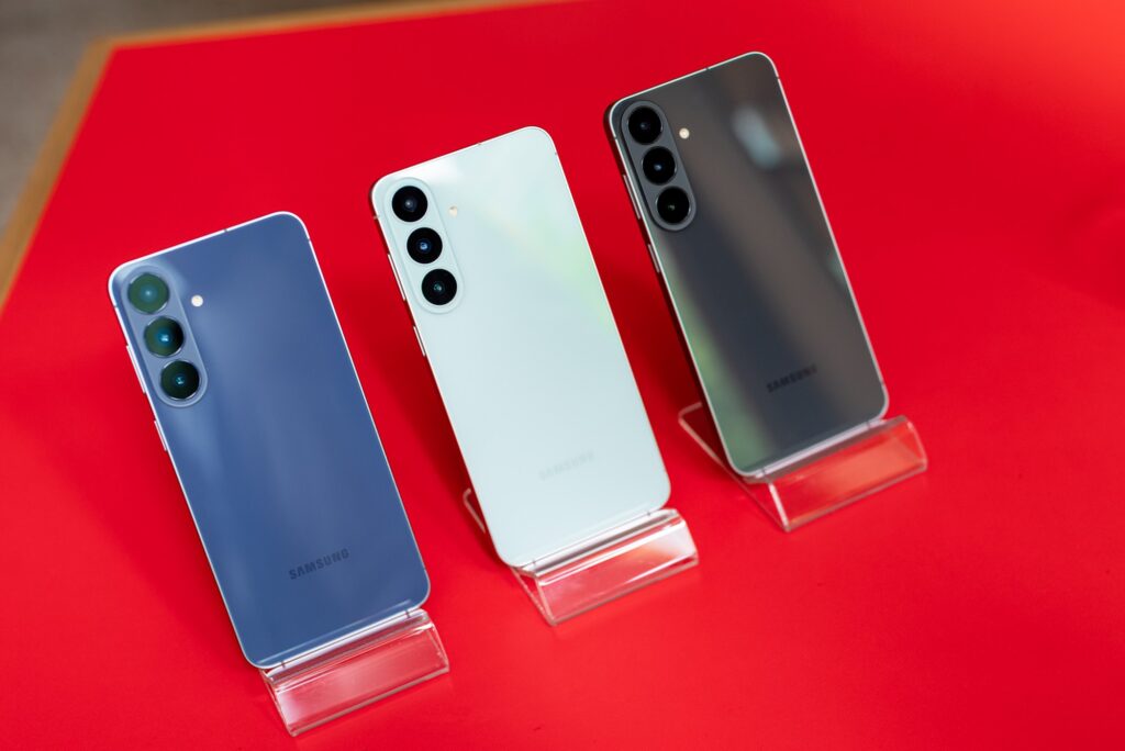 Màn hình Dynamic AMOLED 2X 6,7 inch với camera selfie đục lỗ