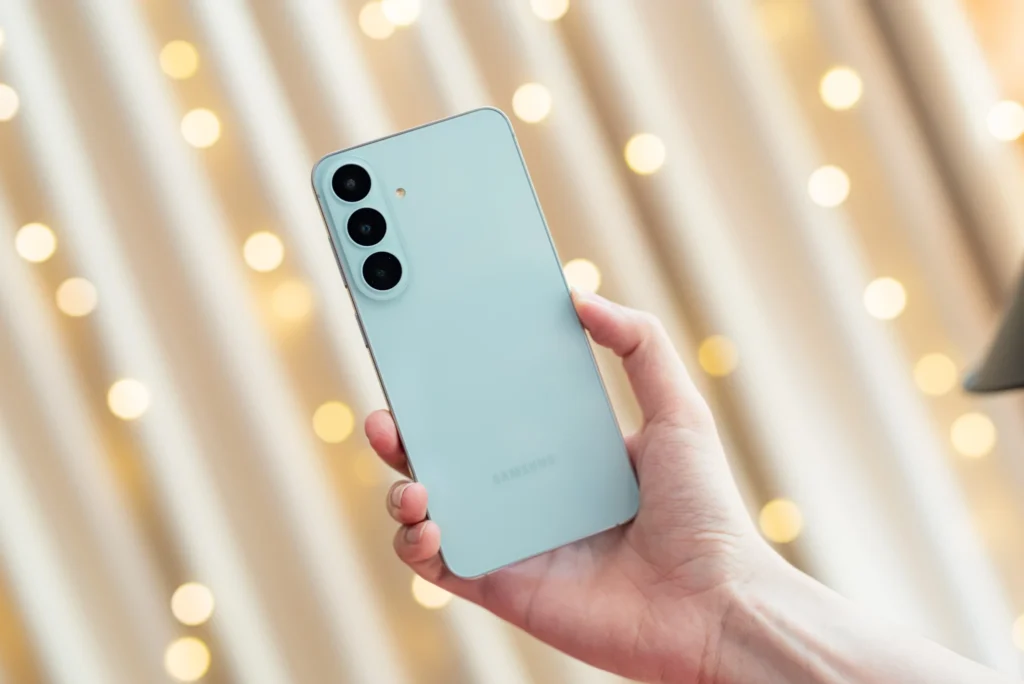 Mặt sau Galaxy S26 FE với ba camera xếp dọc và đèn flash
