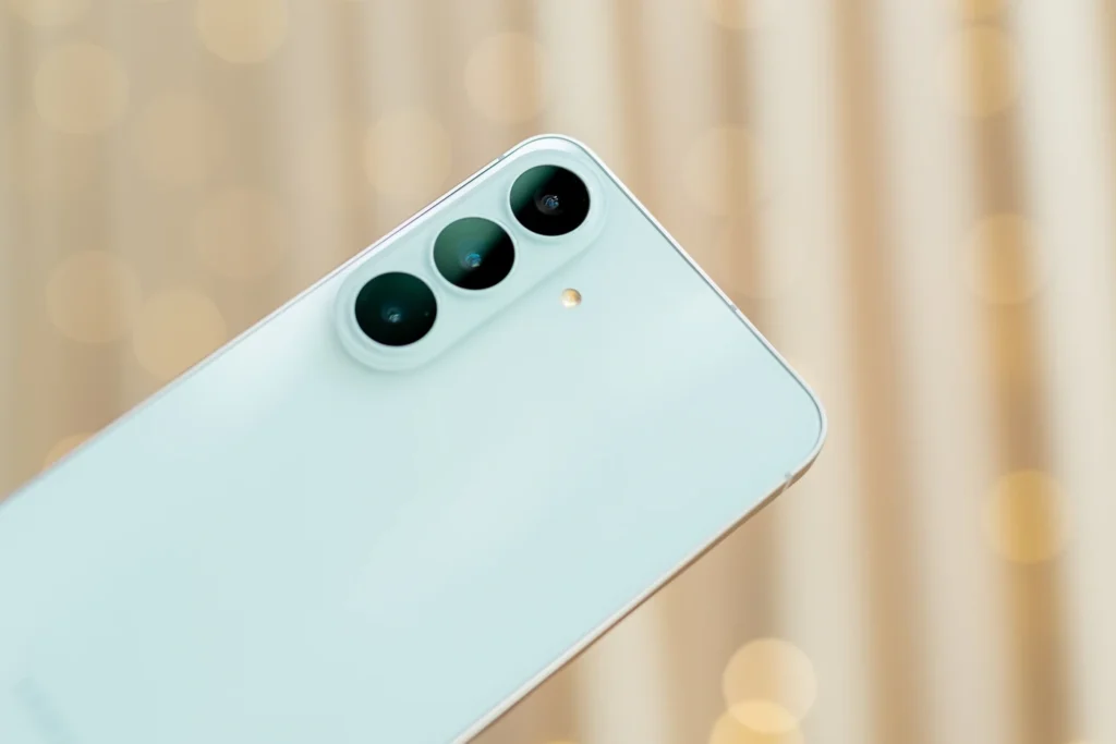 Galaxy S26 FE ghi hình một chủ thể đang chuyển động trong khung cảnh sự kiện