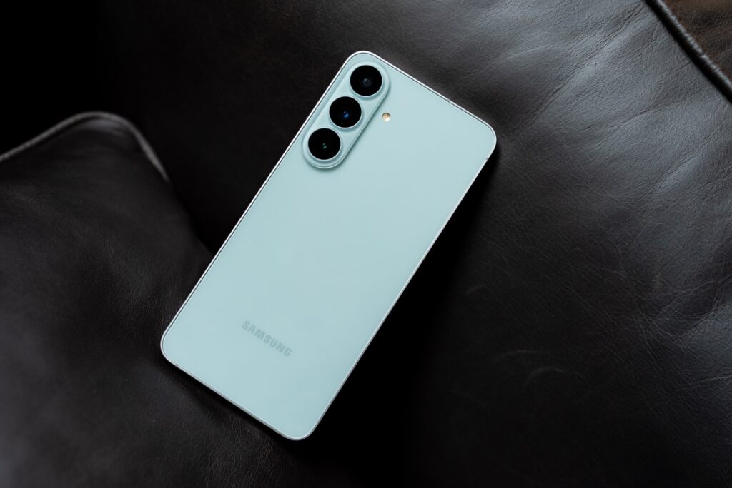 Mặt lưng Galaxy S26 FE với cụm ba camera dạng viên thuốc dọc