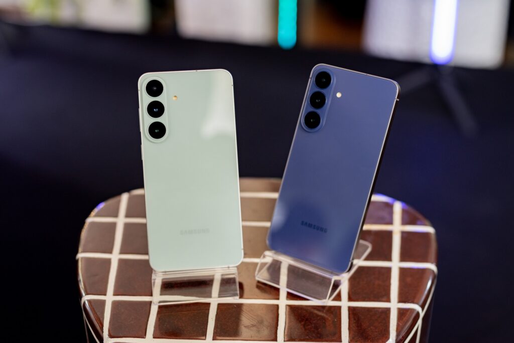 Các phiên bản màu của Galaxy S26 FE được trưng bày cạnh nhau
