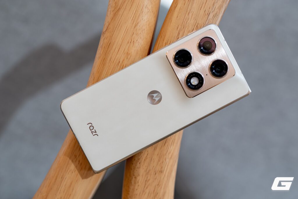 Màn hình ngoài hiển thị nội dung trên Razr Fold
