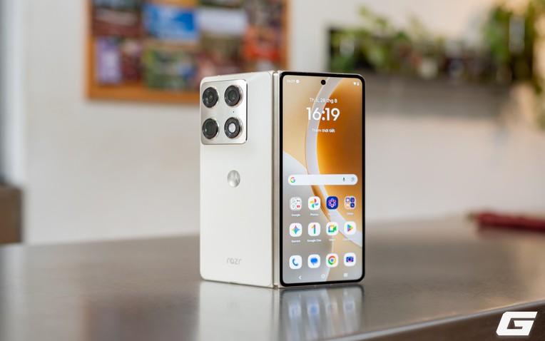Mặt lưng Motorola Razr Fold màu Trắng Lily