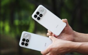 Redmi K100 Pro Max đặt cạnh hộp sản phẩm trong bối cảnh ra mắt