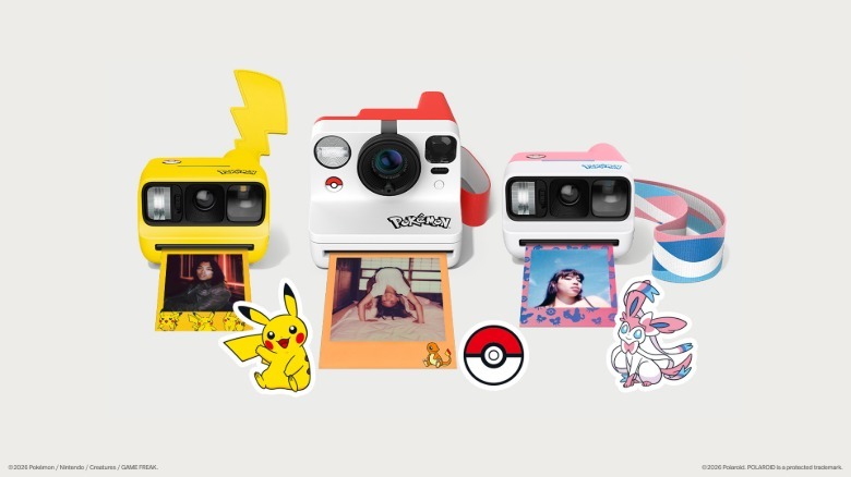 Camera Polaroid Now Pokémon Edition phối màu đỏ trắng đen theo thiết kế Pokéball