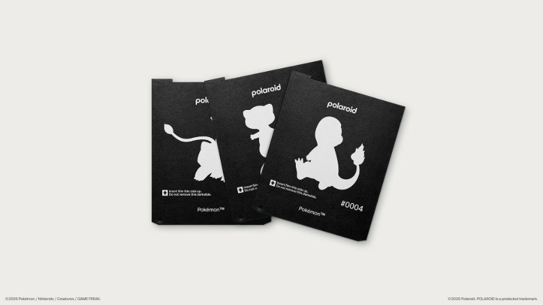 Camera Polaroid Go phiên bản Pikachu màu vàng cùng dây đeo lấy cảm hứng từ chiếc đuôi