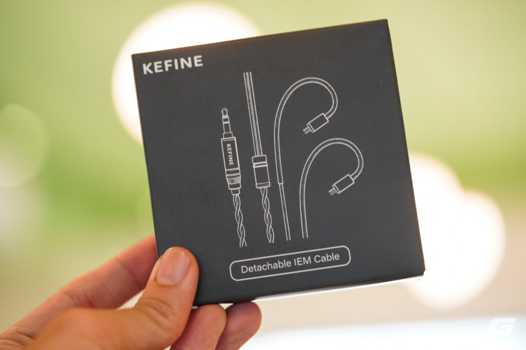 Mặt trong trong suốt của Kefine Loric cho thấy màng loa Dynamic bên trong