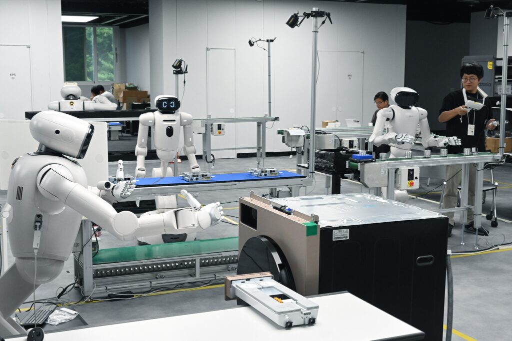 Robot thao tác với linh kiện tại khu vực mô phỏng sản xuất