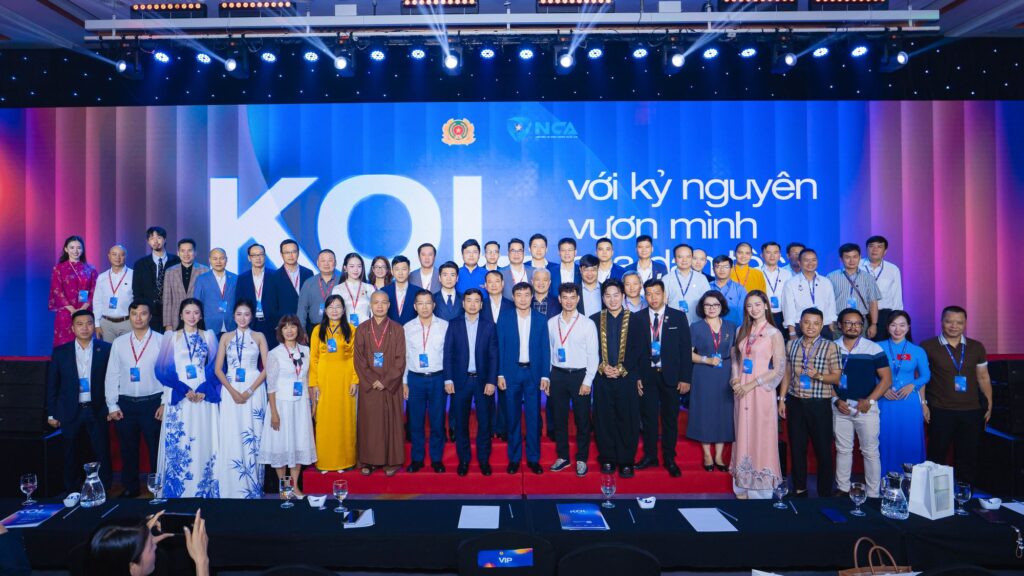 Hoạt động truyền thông của chiến dịch Không Một Mình tại các điểm trường