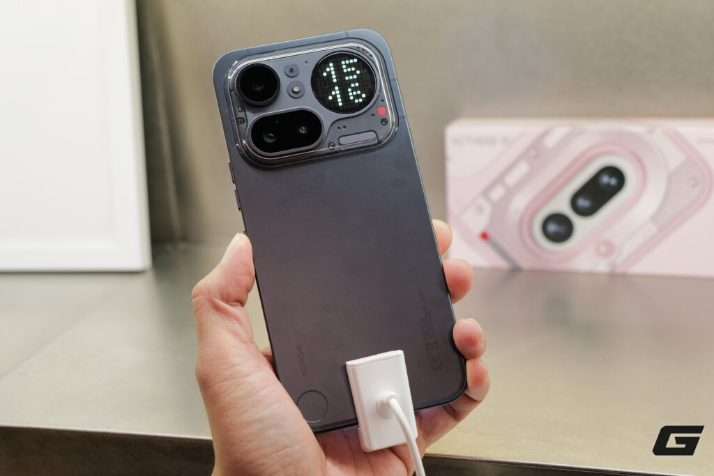 Nothing Phone (4a) phiên bản tiêu chuẩn với cụm camera đặt ở trung tâm