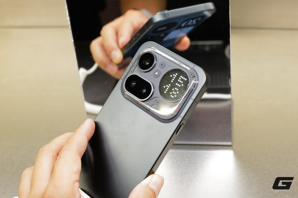 Giao diện Nothing OS trên màn hình điện thoại Phone (4a)