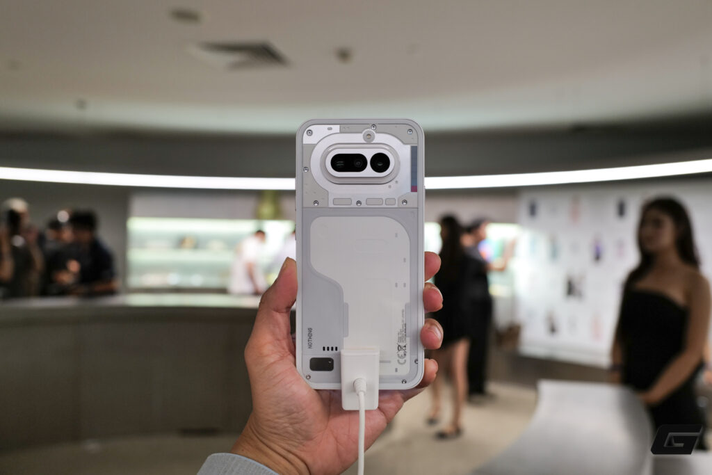 Điện thoại Nothing Phone (4a) Pro với mặt lưng trong suốt và cụm camera nổi bật