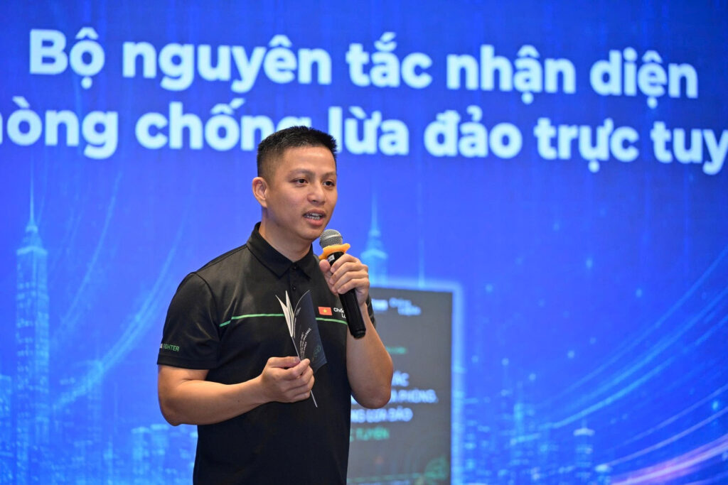 Điện thoại hiển thị cuộc trò chuyện cảnh báo nguy cơ lừa đảo trực tuyến