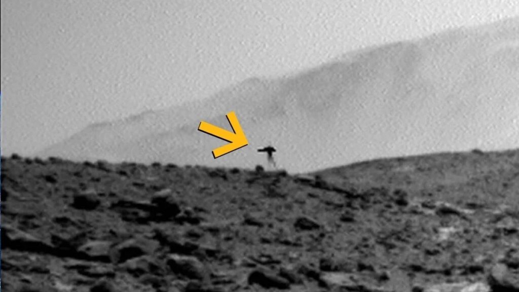 Xe tự hành Curiosity hoạt động tại khu vực miệng núi lửa Gale