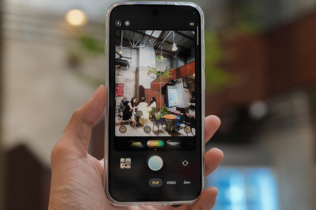 OPPO Bubble gắn ở mặt sau điện thoại để hỗ trợ ngắm chụp