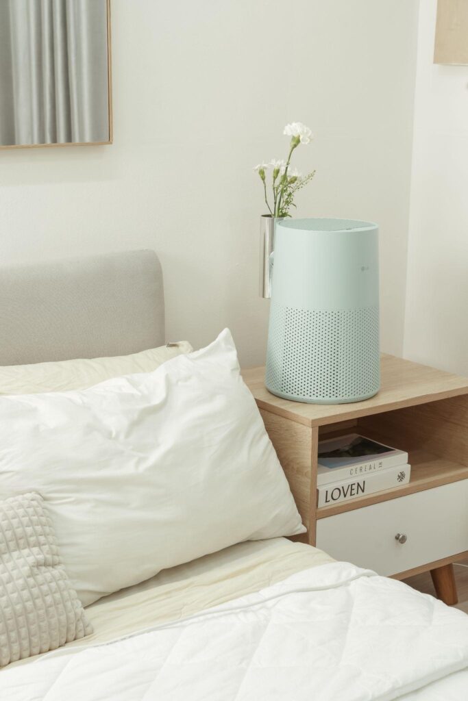 Màn hình LG Smart Monitor Swing trên chân đỡ có bánh xe