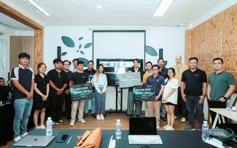 Các đội thi trình bày dự án tại vòng chung kết U2U Spring Hackathon