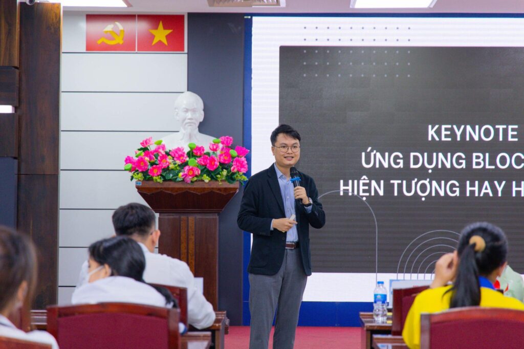 Diễn giả Lê Thái Dương chia sẻ tại chương trình