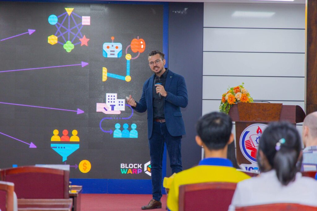 Ông Đinh Hồ Nho Thông trình bày về ứng dụng blockchain