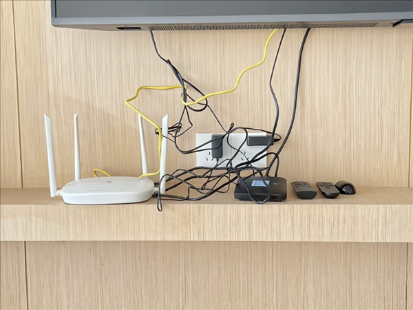 Lò vi sóng và bộ phát WiFi được đặt trong khu vực bếp