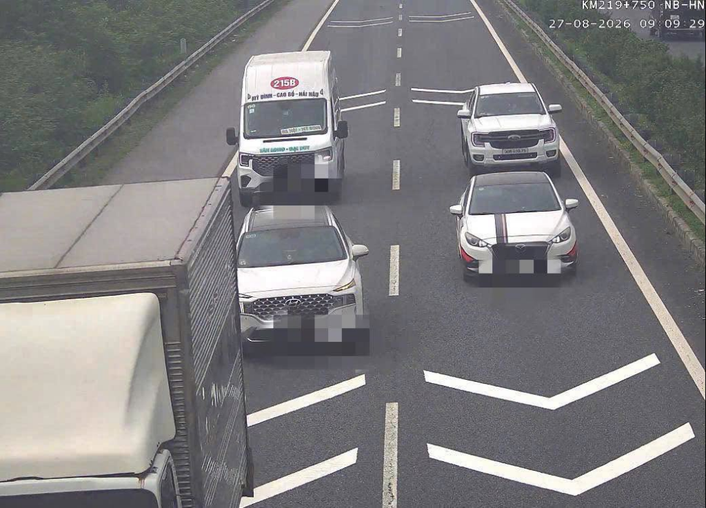 Các phương tiện di chuyển nối tiếp nhau trên một đoạn cao tốc