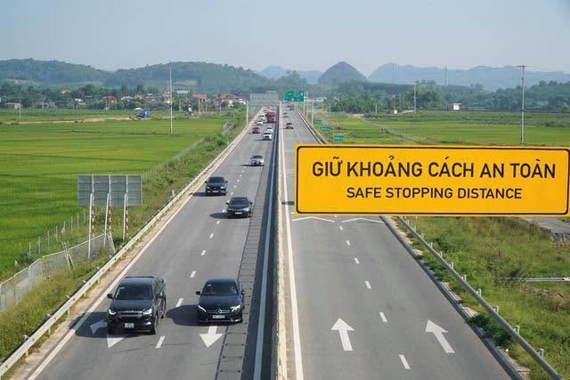 Minh họa khoảng cách giữa hai ô tô chạy cùng chiều