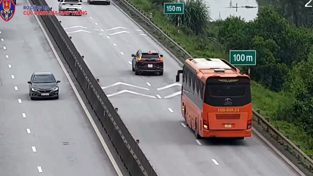 Tài xế ô tô lưu thông trên cao tốc trong điều kiện đường thông thoáng