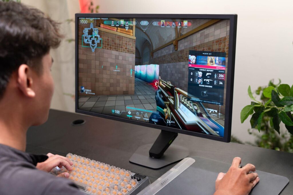 Mặt sau màn hình với các cổng kết nối DisplayPort và HDMI