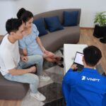Bộ phát WiFi được đặt trong không gian sinh hoạt của một ngôi nhà hiện đại