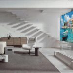 TV LG OLED evo W6 AI được gắn sát trên bề mặt tường trong không gian nội thất
