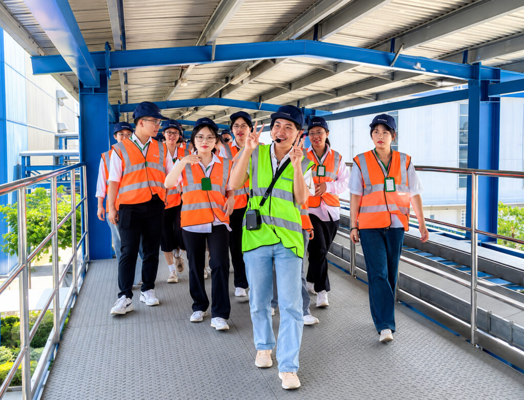 Sinh viên quan sát hoạt động tại cảng biển hoặc trung tâm logistics