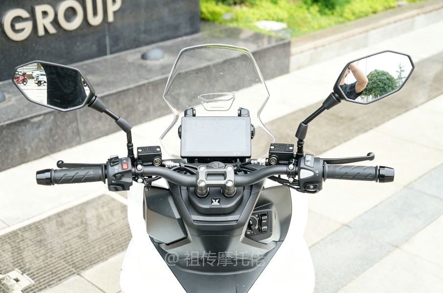 Cụm phanh đĩa và hệ thống an toàn ABS hai kênh trên xe