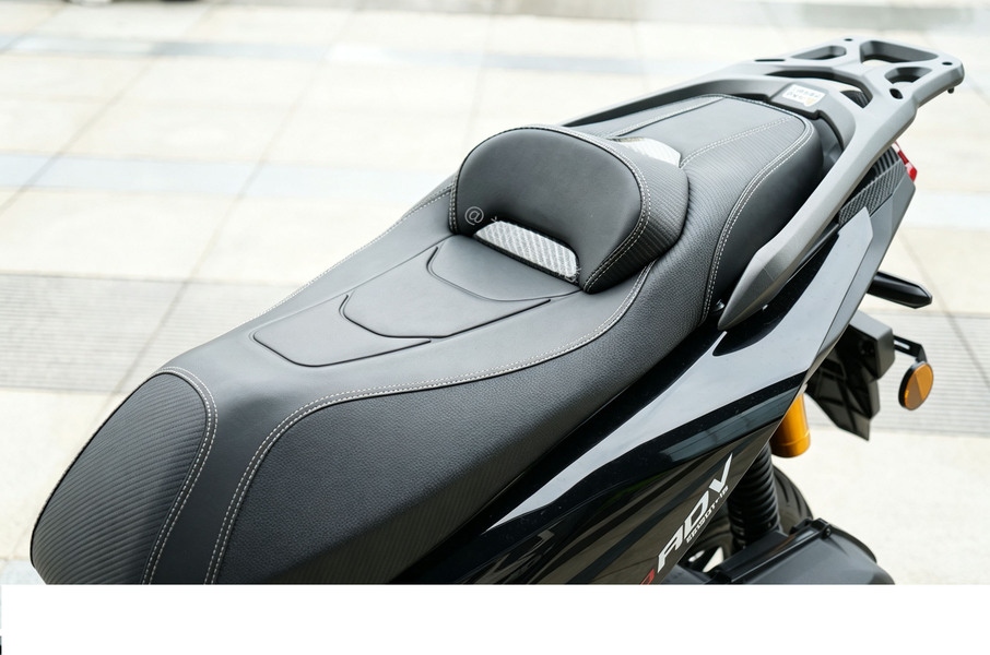 Giảm xóc sau có bình dầu phụ và bộ lốp gai của mẫu xe ADV