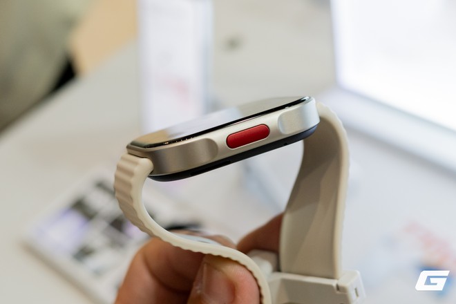 REDMI Watch 6 Active đặt cạnh dây đeo trong bối cảnh sử dụng hằng ngày