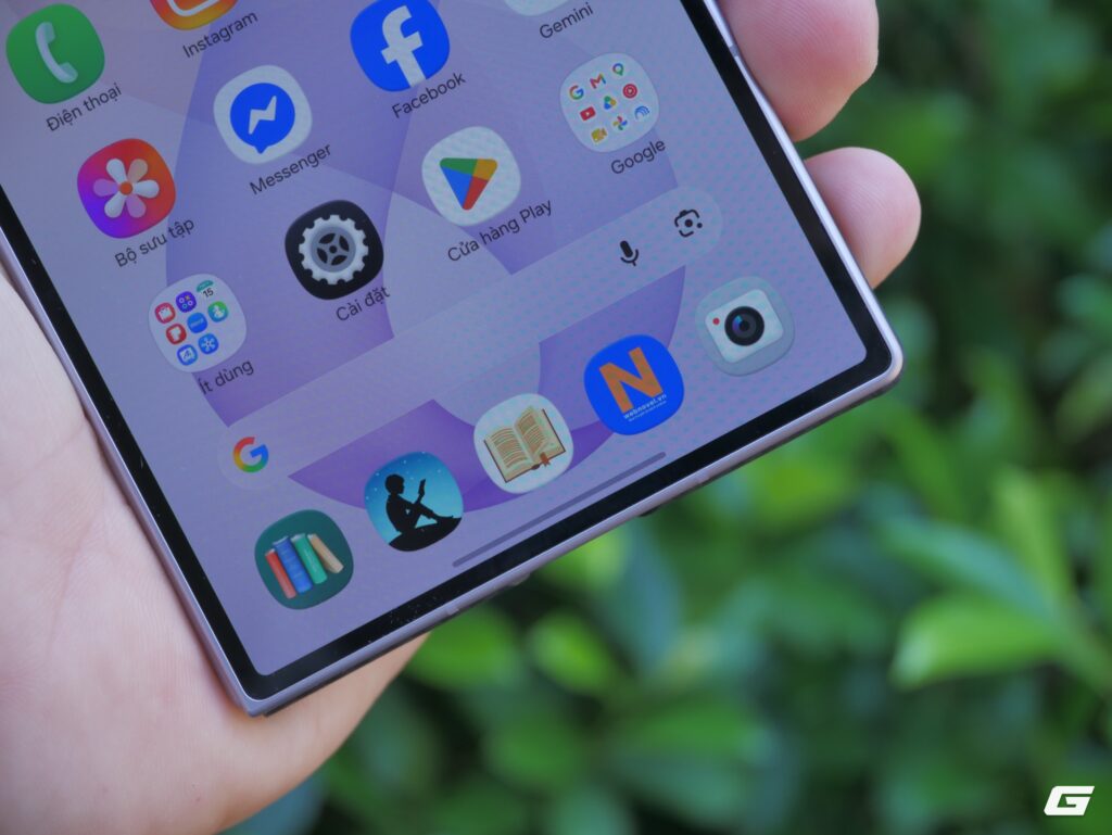 Cận cảnh nếp gấp giữa màn hình chính của Galaxy Z Fold8