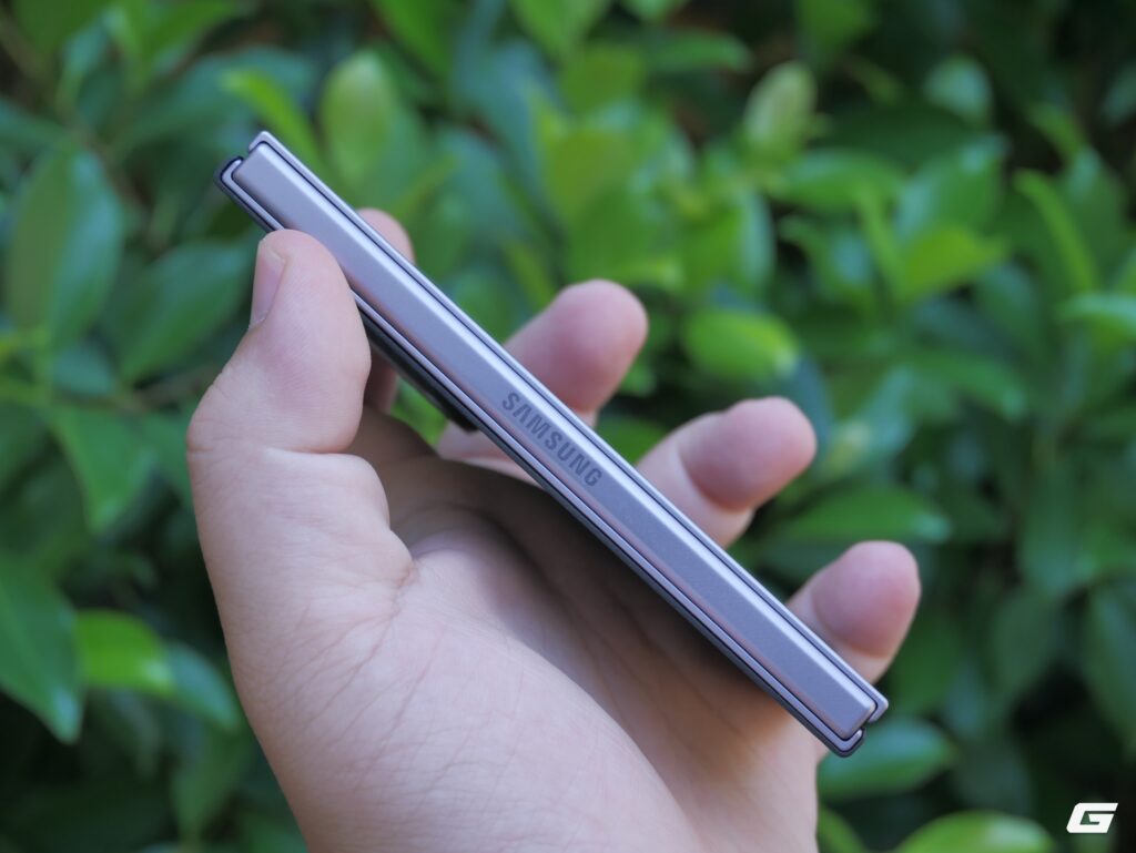 Điện thoại màn hình gập được sử dụng để đọc sách trong phòng