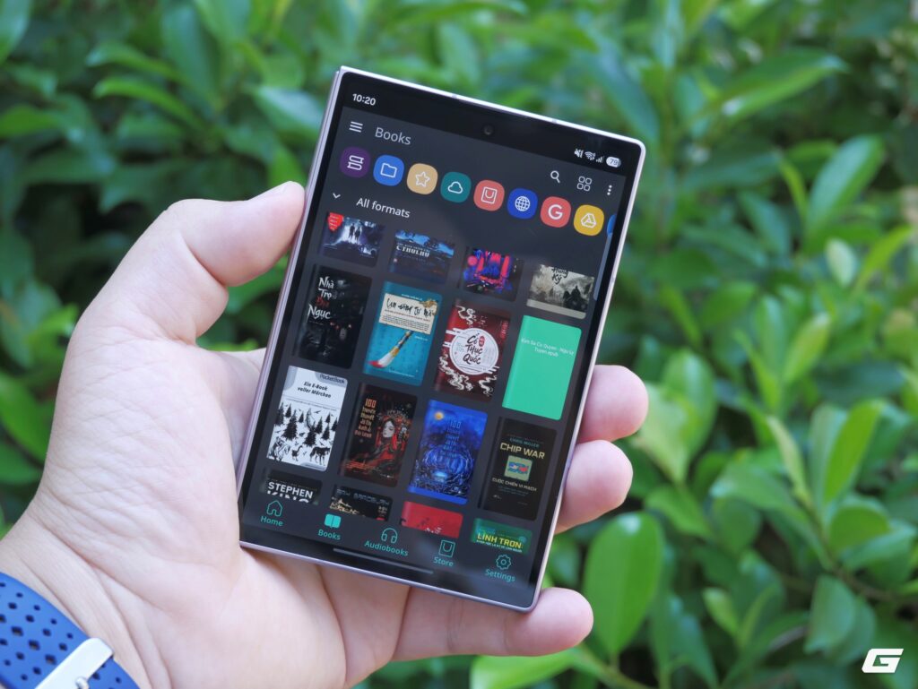 Galaxy Z Fold8 gập lại với màn hình ngoài hiển thị nội dung