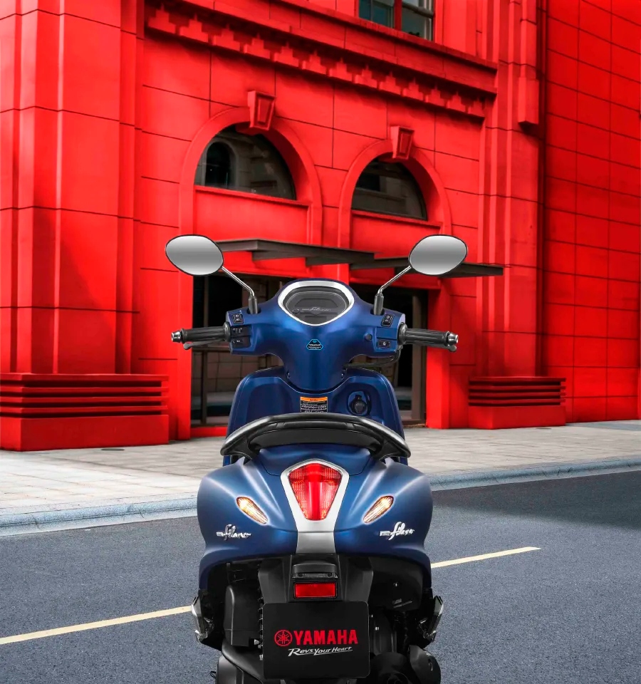 Hai phiên bản Yamaha Grand Filano Hybrid với màu sắc khác nhau