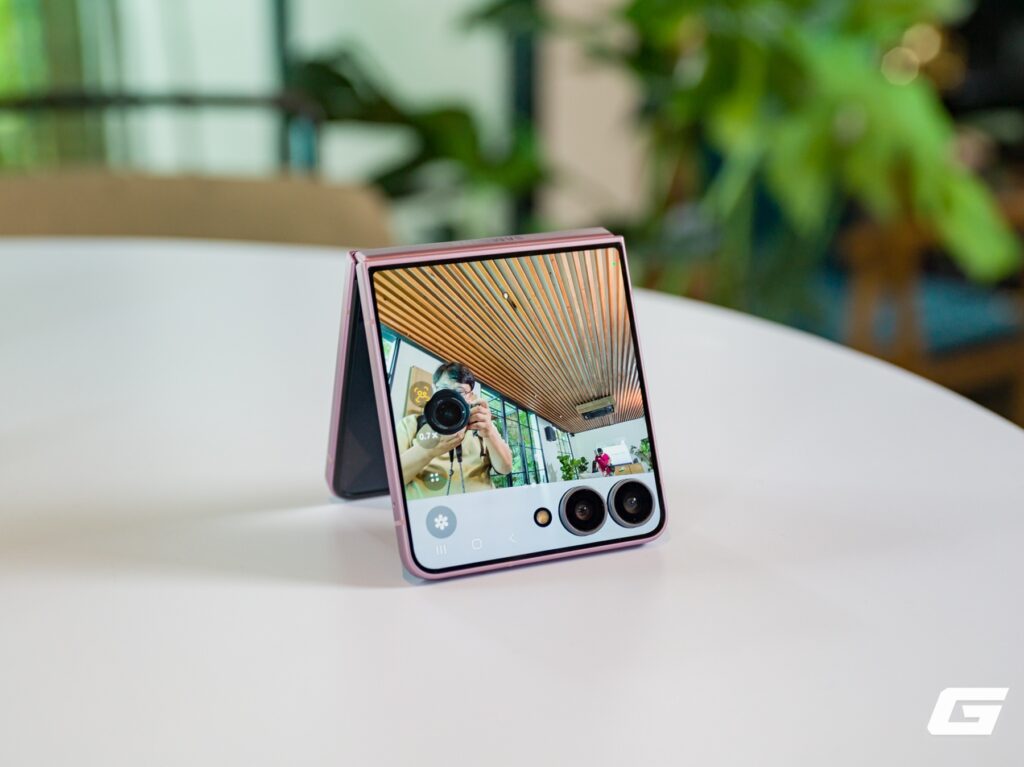 Galaxy Z Flip8 hiển thị khung xem trước khi chụp ảnh nhóm