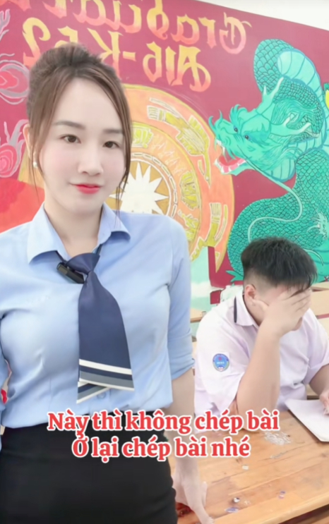 Cô giáo Duyên trò chuyện với học sinh sau tiết học