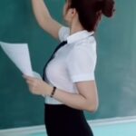 Cô giáo Duyên tươi cười trong không gian lớp học