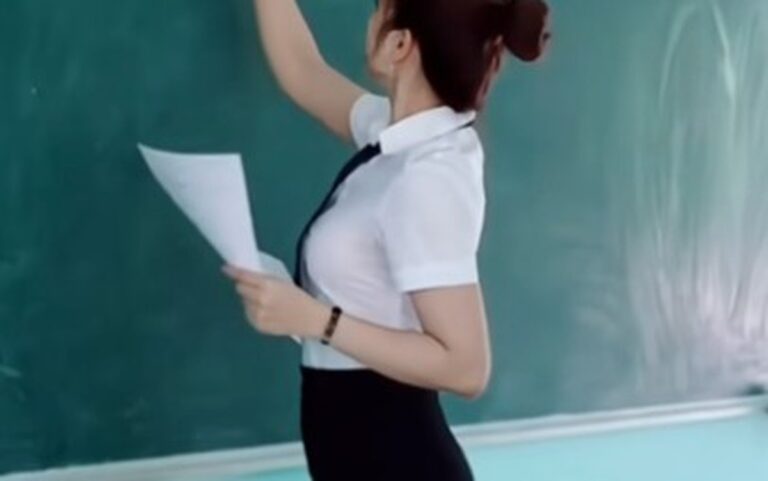 Cô giáo Duyên tươi cười trong không gian lớp học